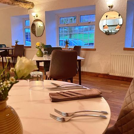 Penybont Restaurant + Inn カーマーゼン エクステリア 写真