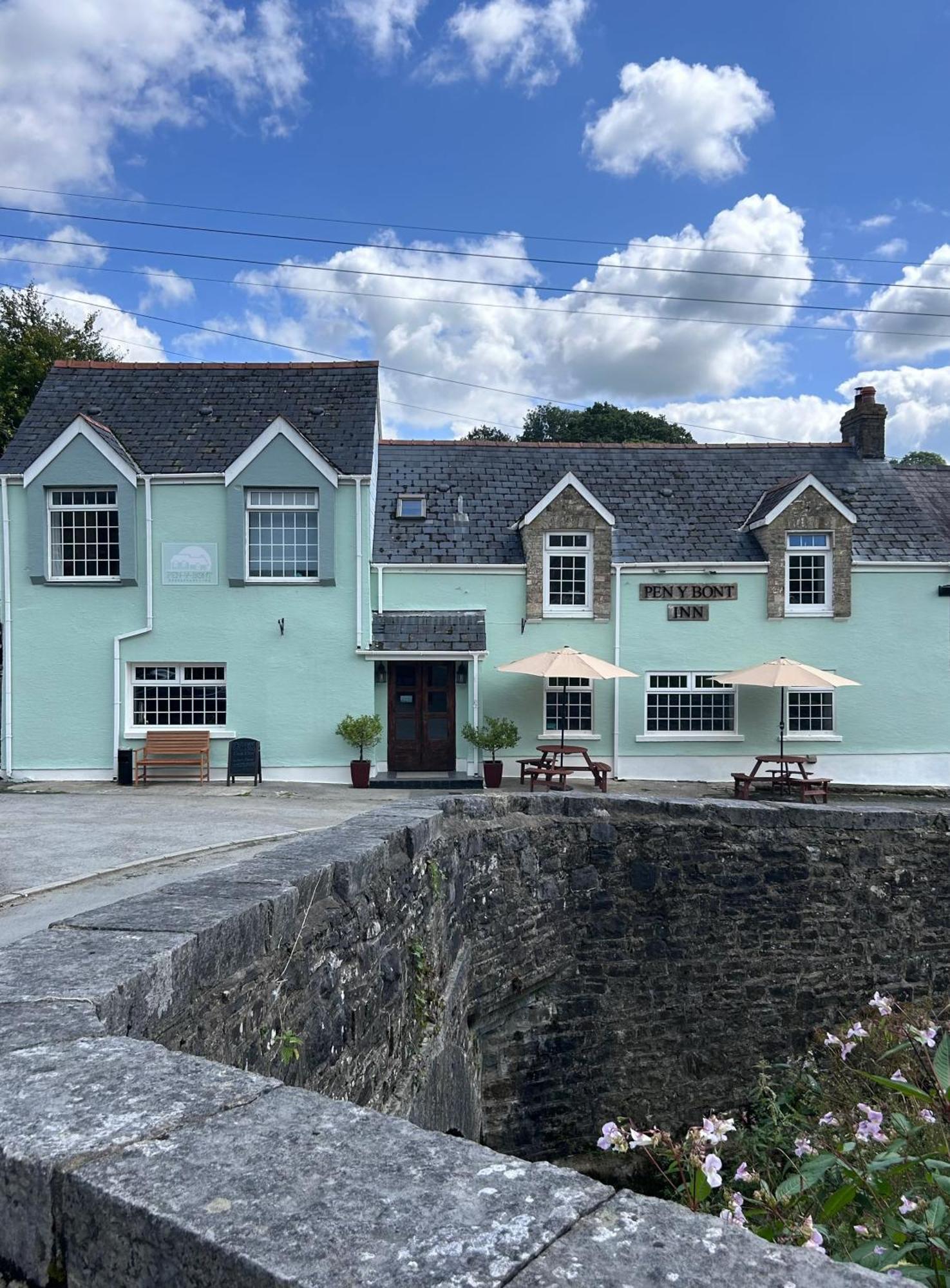 Penybont Restaurant + Inn カーマーゼン エクステリア 写真