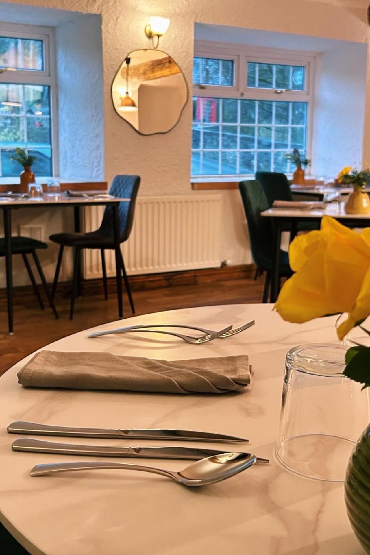 Penybont Restaurant + Inn カーマーゼン エクステリア 写真