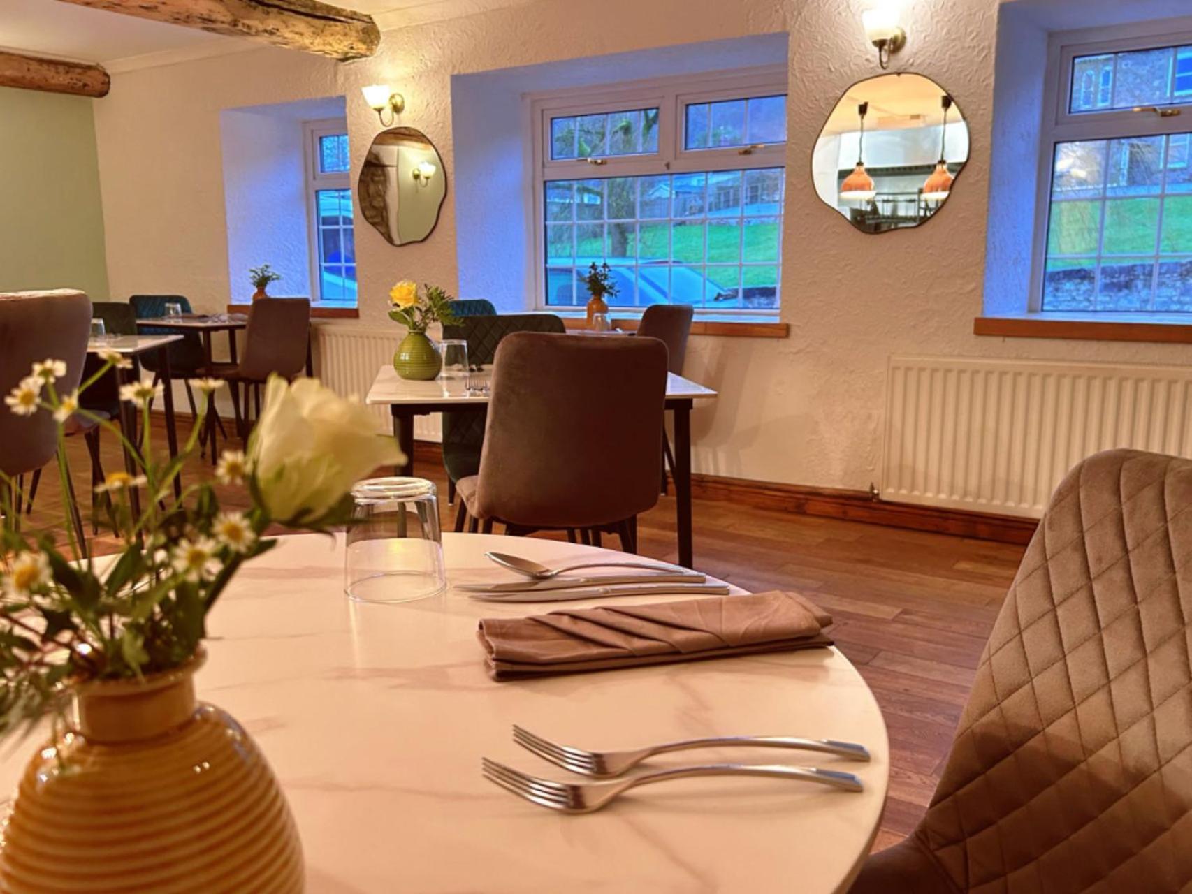 Penybont Restaurant + Inn カーマーゼン エクステリア 写真