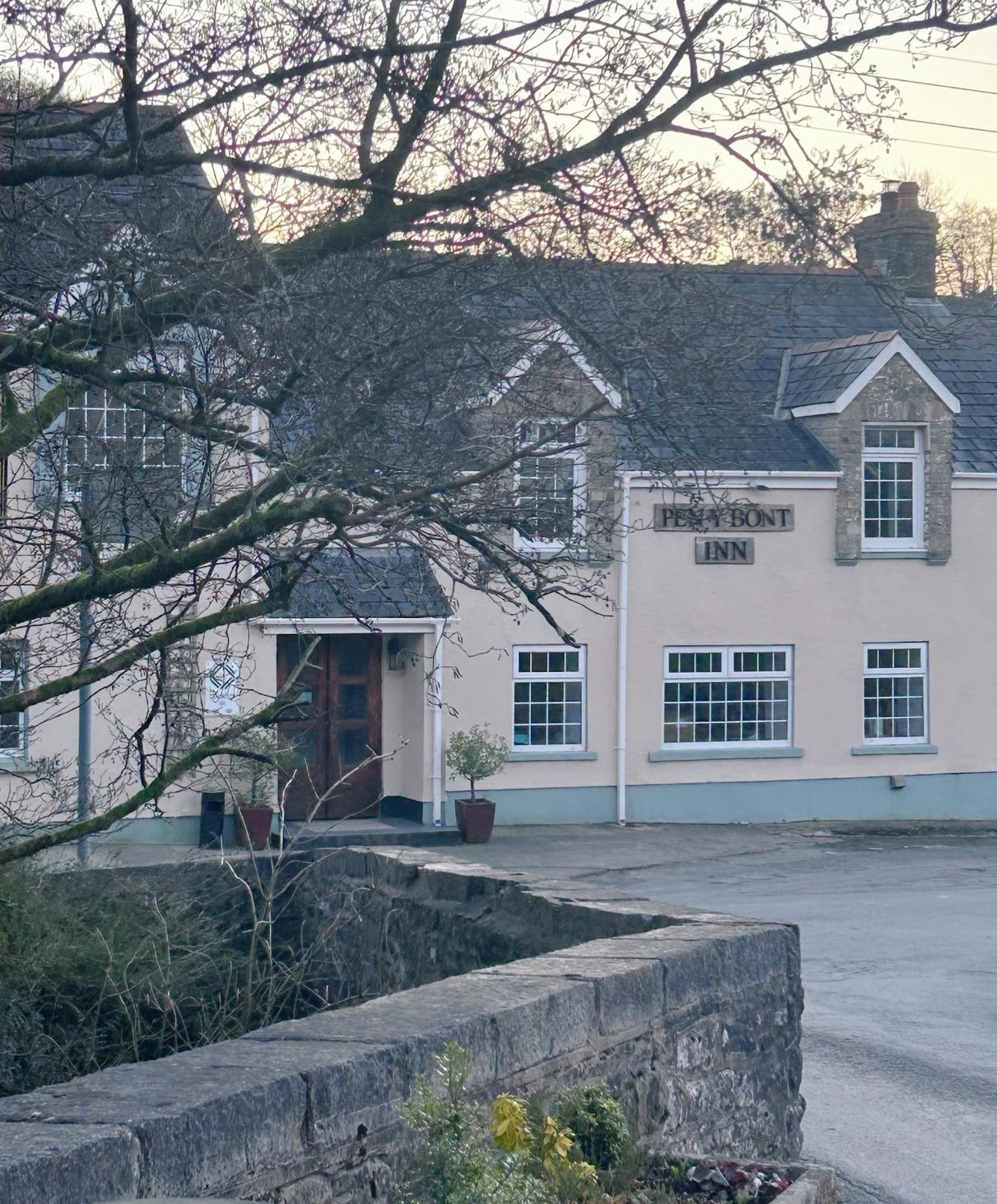 Penybont Restaurant + Inn カーマーゼン エクステリア 写真