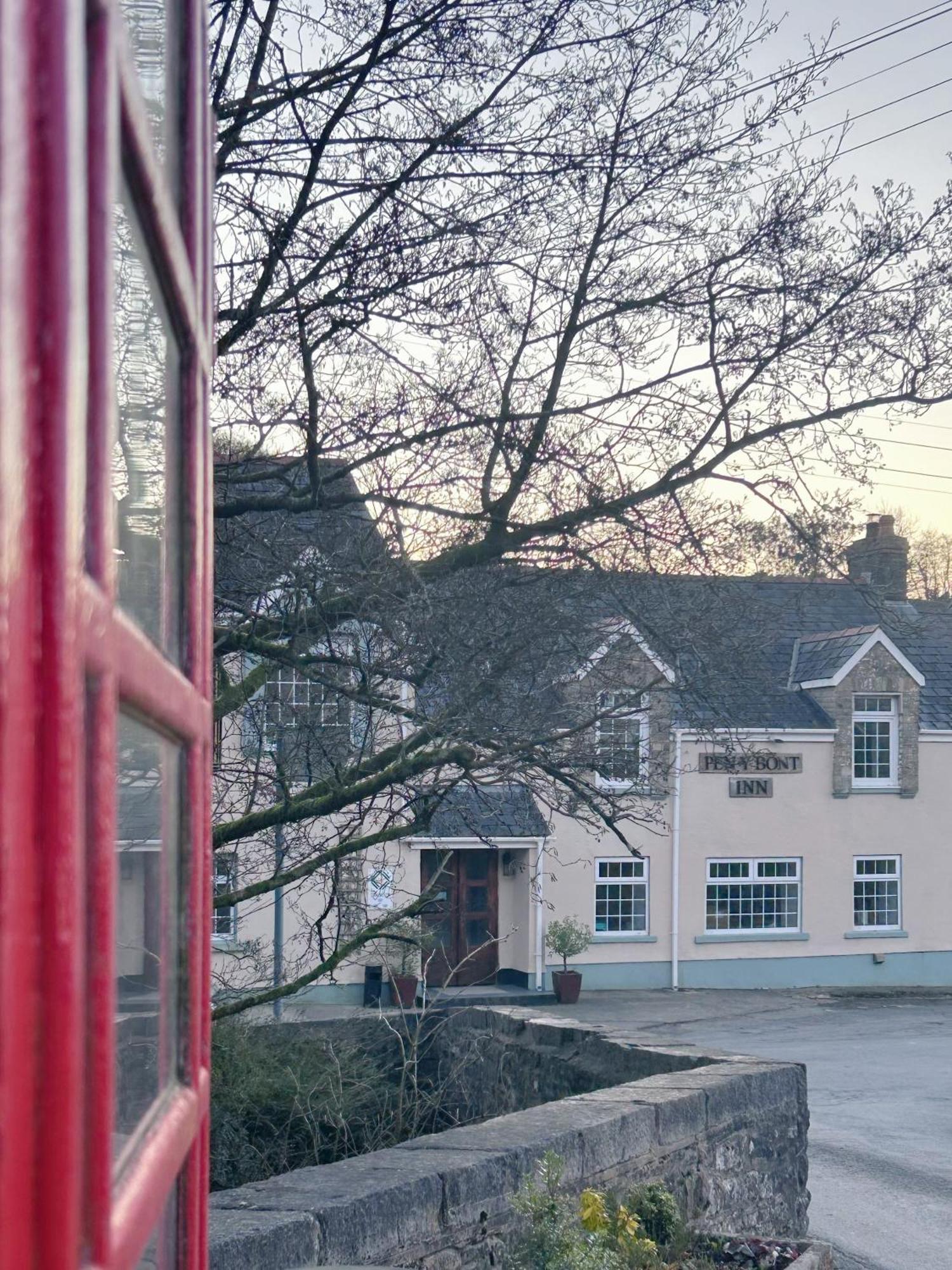 Penybont Restaurant + Inn カーマーゼン エクステリア 写真